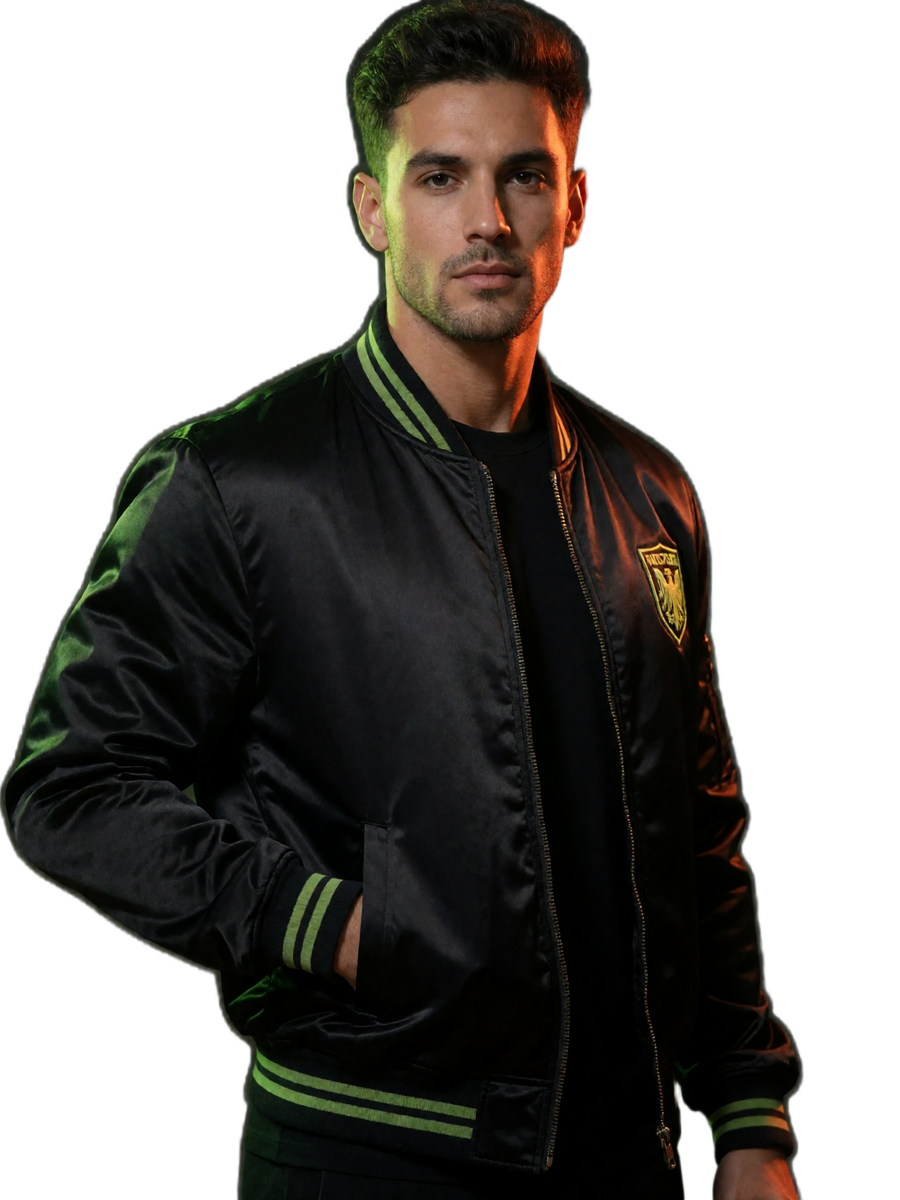 Model in schwarzer Clubjacke mit Lime-Details vor leuchtender Fu&szlig;ball-&Uuml;bertragung im Zoccer Casino Sportsbar-Look